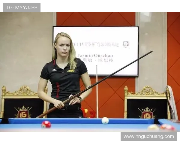 足球明星化身老年人打球展现别样风采引发热议